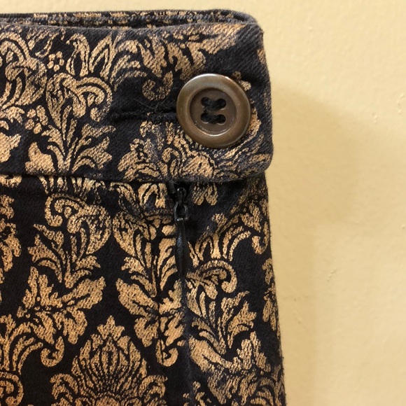 Patterned black and gold shorts - Picture 2 of 5